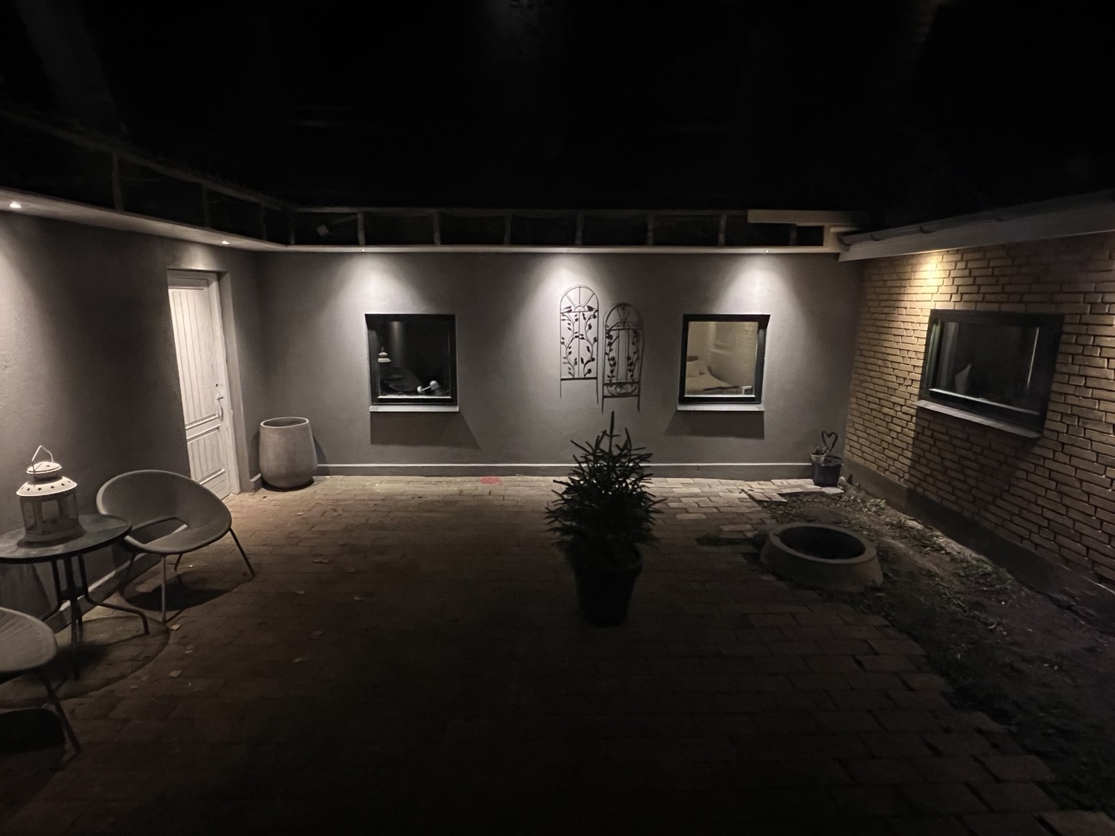 Udendørs belysning i gårdmiljø om aftenen